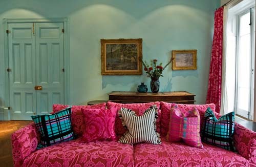 Hot pink and aqua room - I am more than a little in love with this.